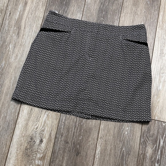 #4) Izod  Golf skort white and black size measurements posted. - Picture 1 of 7